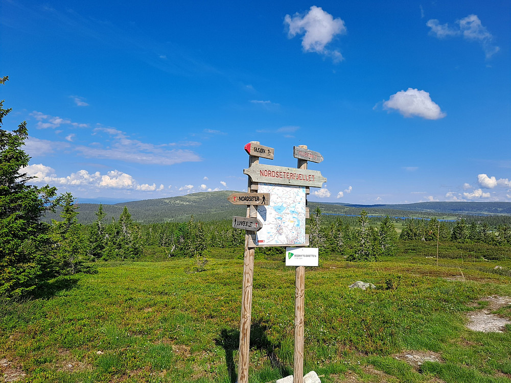 Ved sti- og løypekrysset Nordseterfjellet