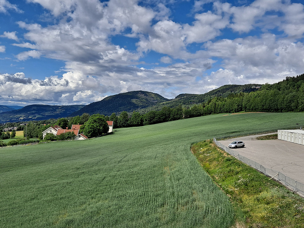 Ser over Lysgårdsjordet mot Balbergkampen, Rundhaugenn og Hansvehaugen