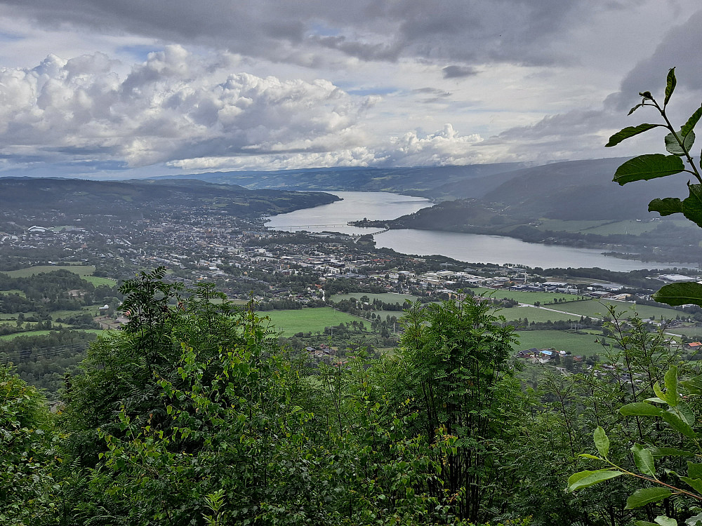 Utsikt til byen og Mjøsa