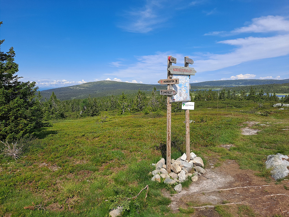 Ved sti-og løypekrysset Nordseterfjellet