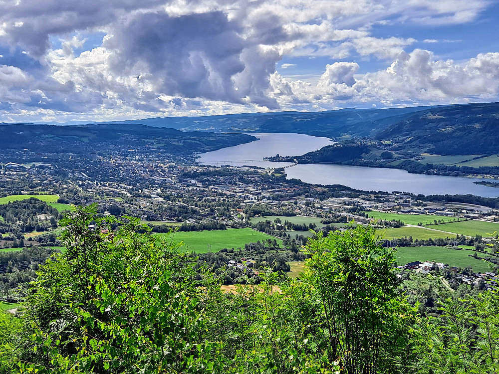 Utsikt over byen og Mjøsa