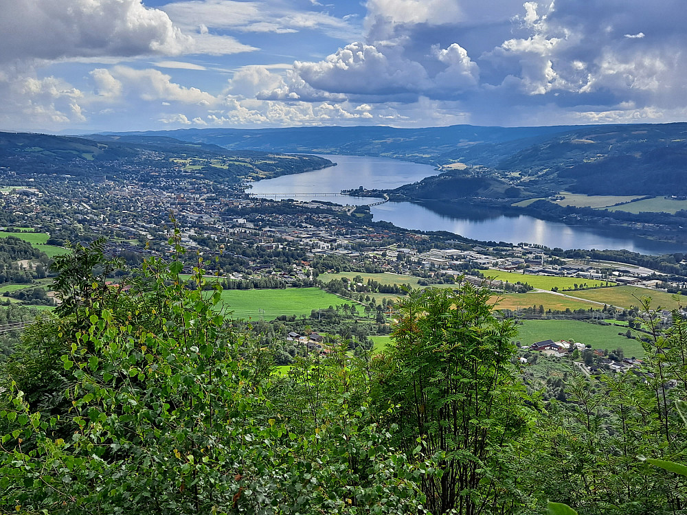 Utsikt til byen og Mjøsa