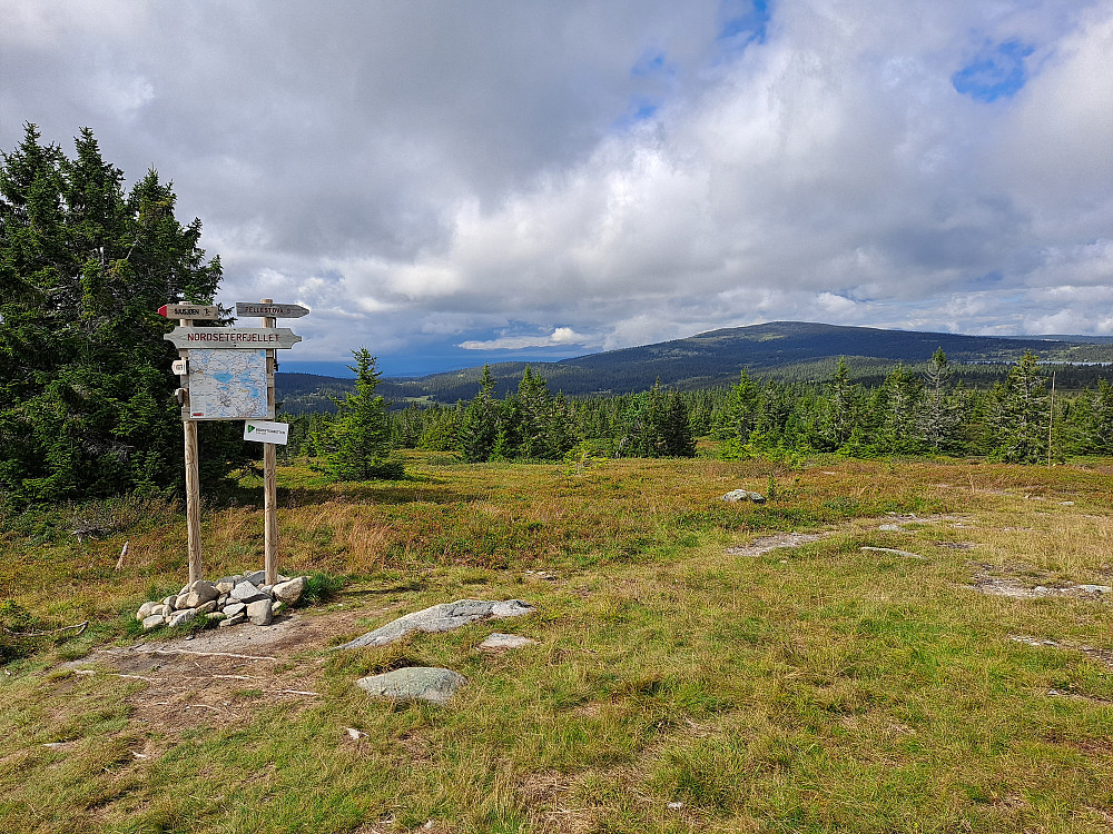 På sti- og løypekrysset Nordseterfjellet