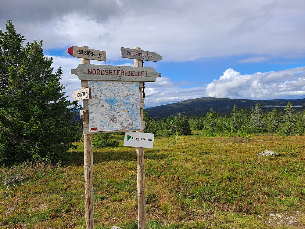 På sti- og løypekrysset Nordseterfjellet