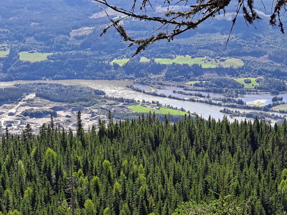 På Balbergkampen utsikt, mye vann i Lågen fortsatt
