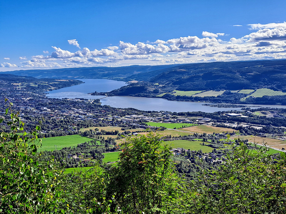 Utsikt mot byen og Mjøsa