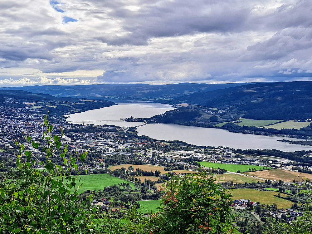 Utsikt til Lillehammer og Mjøsa
