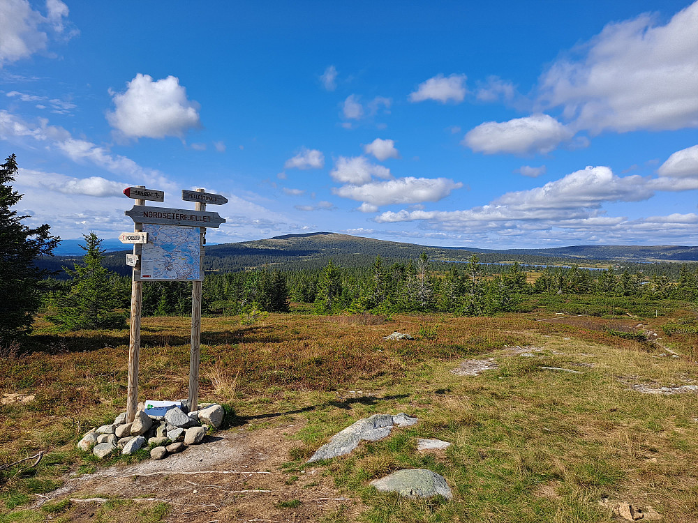 Ved sti- og løypekrysset Nordseterfjellet