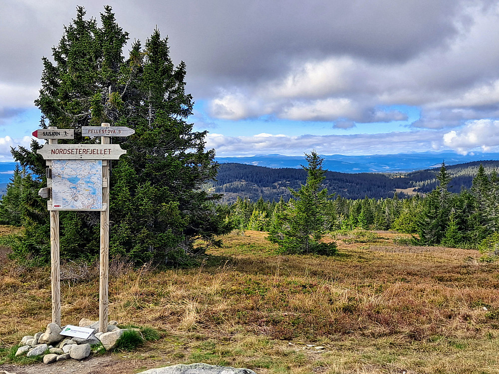 Ved sti- og løypekrysset Nordseterfjellet