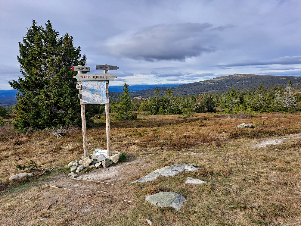 Ved sti-og løypekrysset Nordseterfjellet