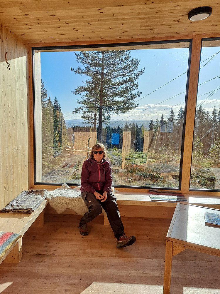 Anne Grete i dagsturhytta på Knapphaugen ( Byhaugen)