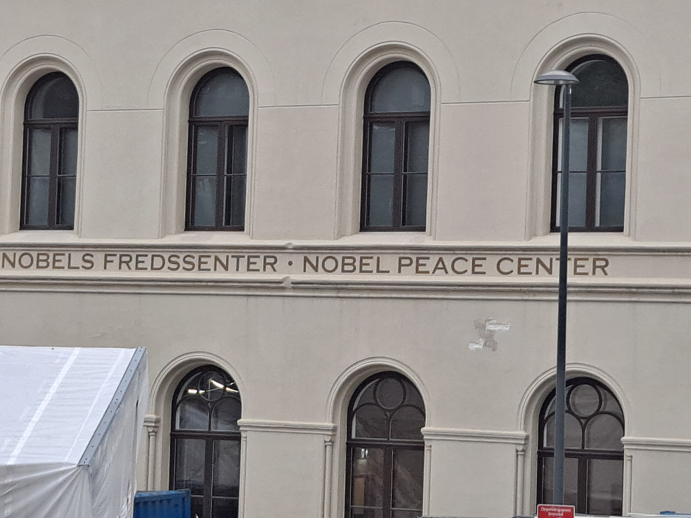 Utenfor Nasjonalmuseet, fine naboer
