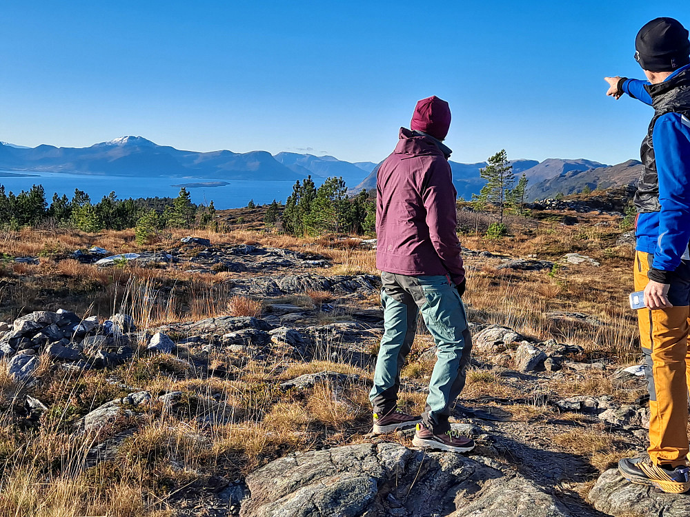 Jan Arne peker ut fjelltopper