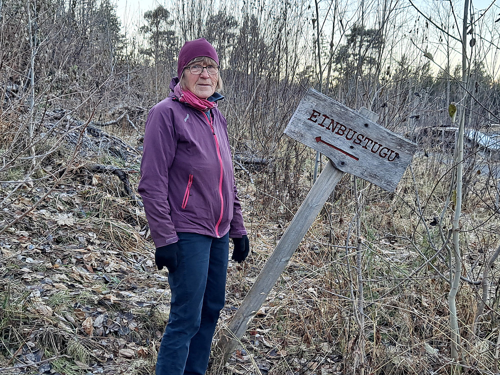 Anne Grete ved stien mot Dombåshaugen
