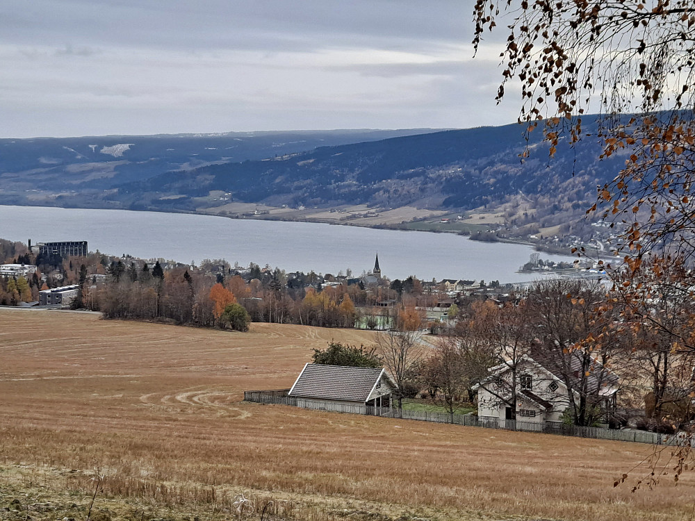Over Lysgårdsjordet mot byen og Mjøsa