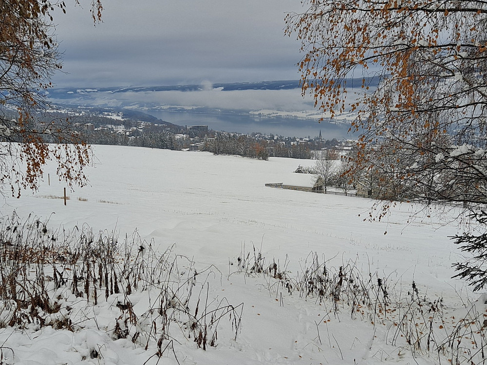 Over Lysgårdsjordet mot byen og Mjøsa