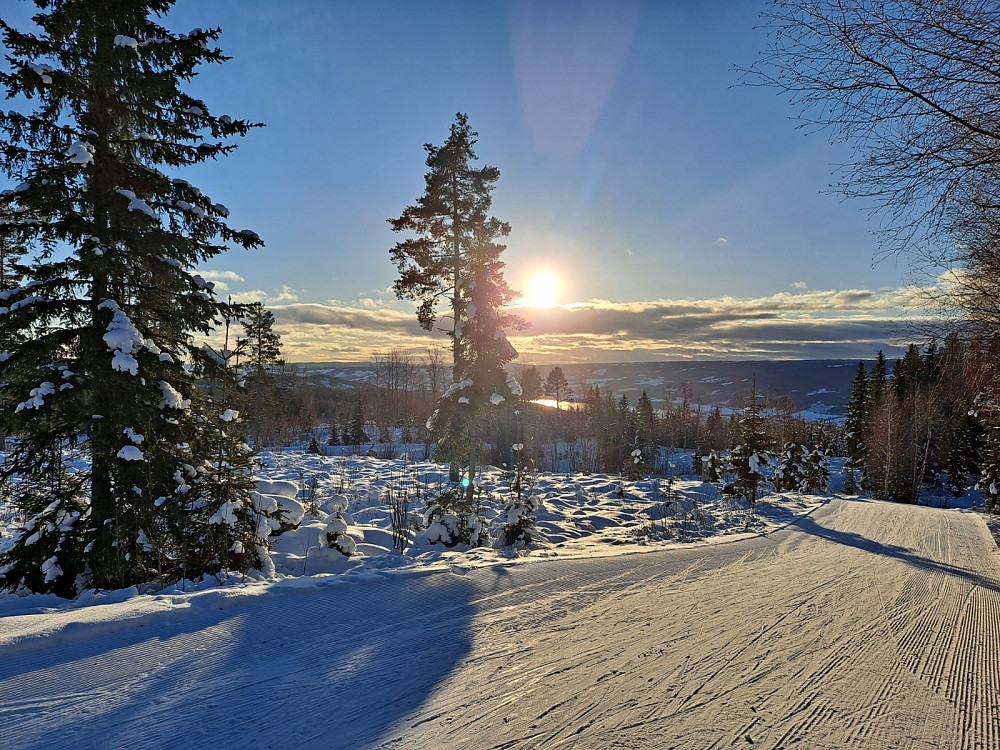 Ned til lysløypa, sola speiler seg i Mjøsa
