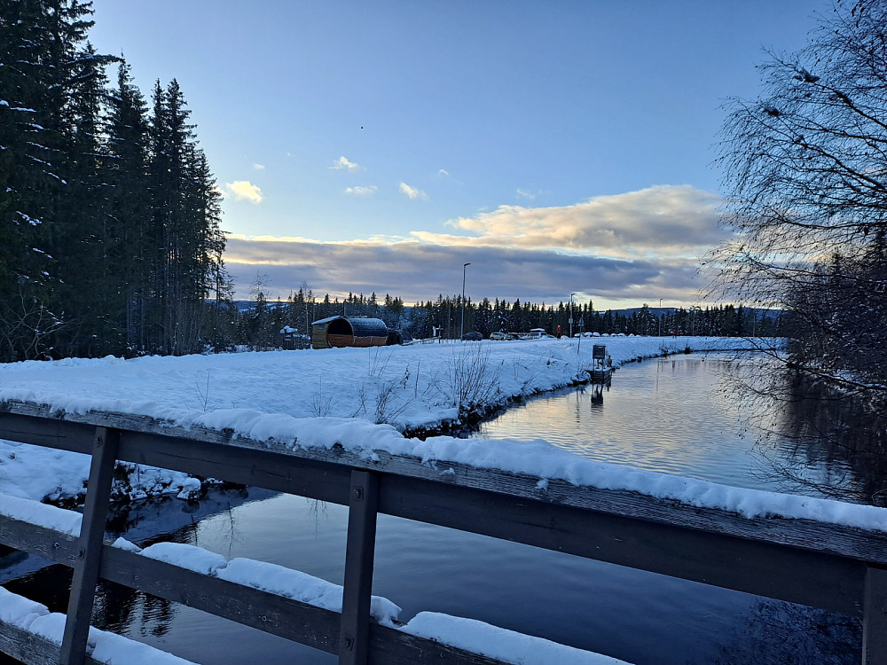 Tilbake ved Kanalen, både mennesker og ender bader