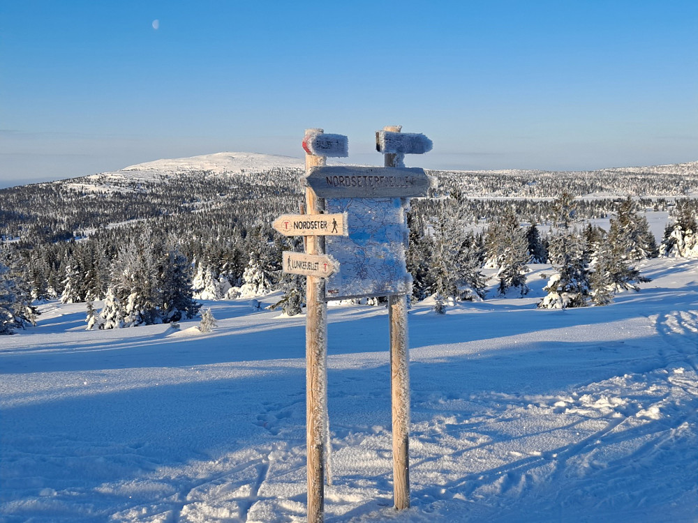 Ved sti-og løypekrysset Nordseterfjellet