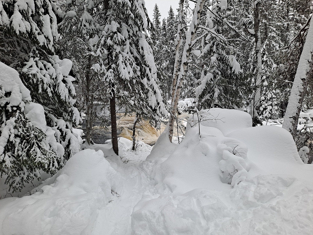 Ved Øvstedalsfossen