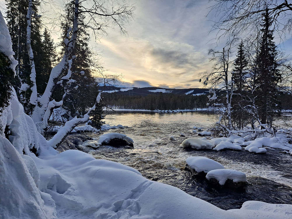 Ved Øfstdalsfossen