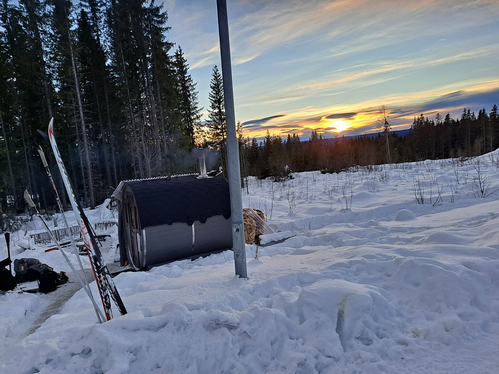 Tilbake ved Kanalen, stor aktivitet ved badstuene
