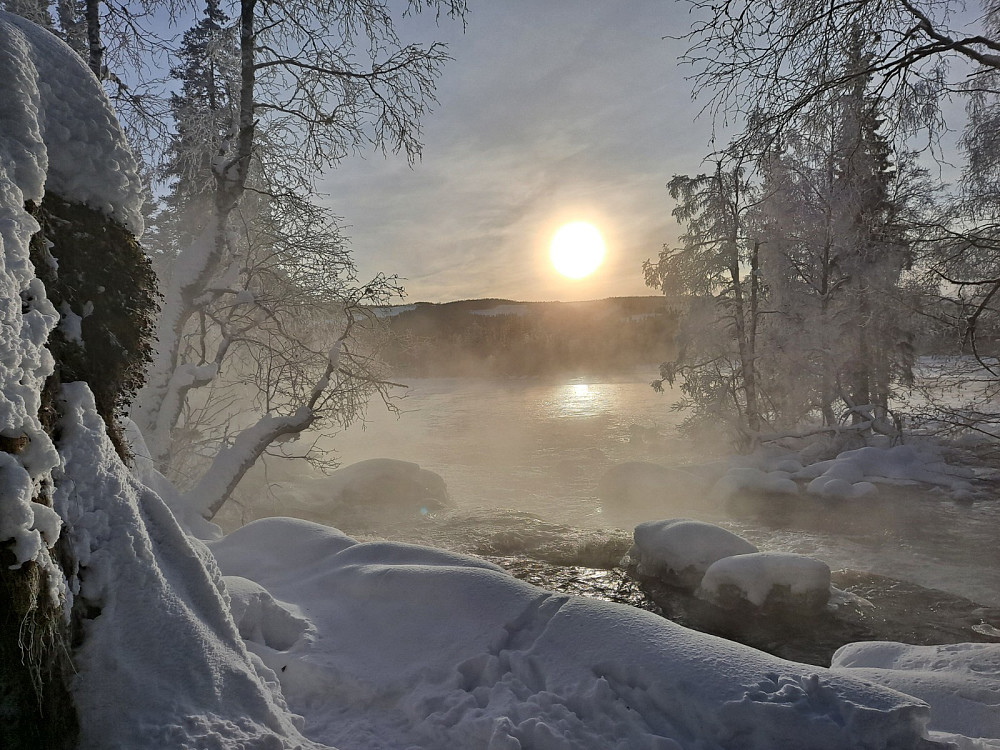 Ved Øfstdalsfossen, frostrøyk ved fossefallet