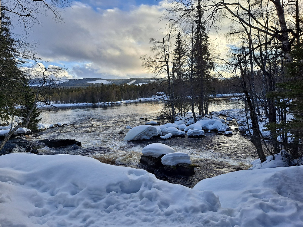 Ved Øfstdalsfossen