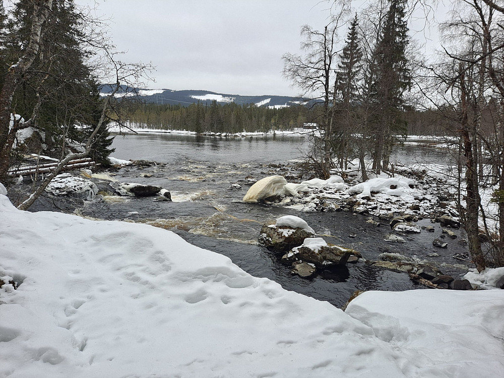 Ved Øfstdalsfossen