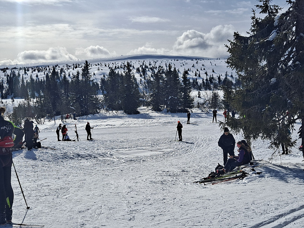 Ved Midtfjellkoia, så tydelig mye folk på Snørvillen