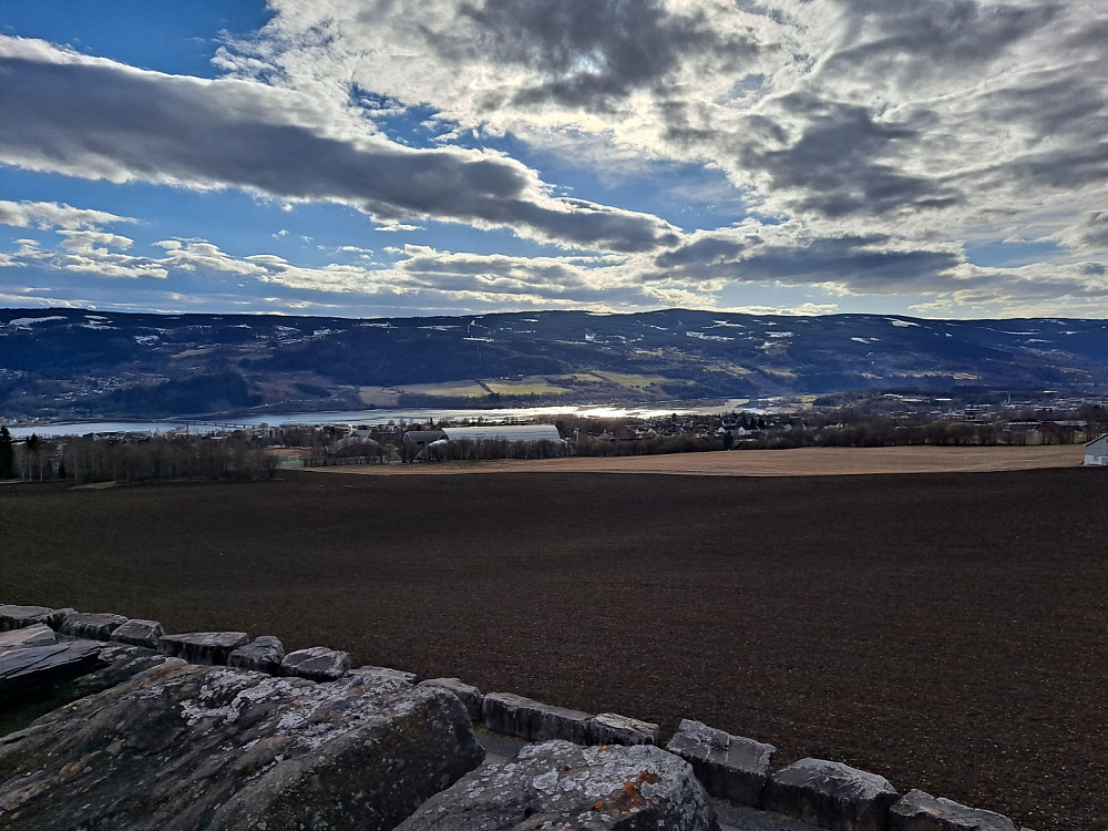 Fortsatt snø i baklia