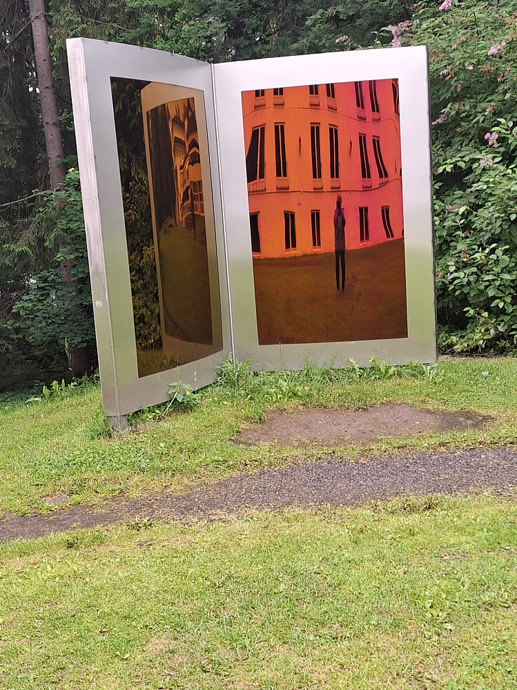 Open book av Diana McLean fra 2010