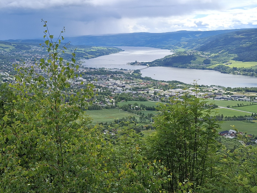 Utsikt til Lillehammer og Mjøsa