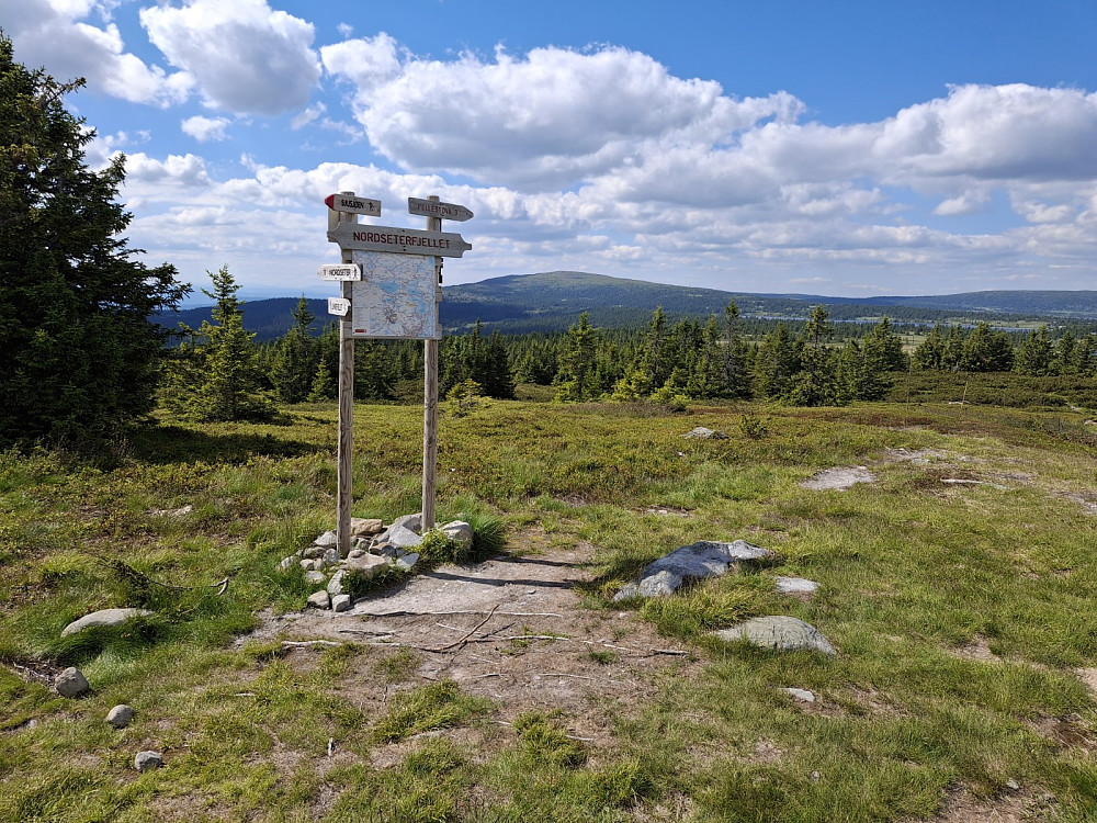 Ved sti-og løypekrysset Nordseterfjellet