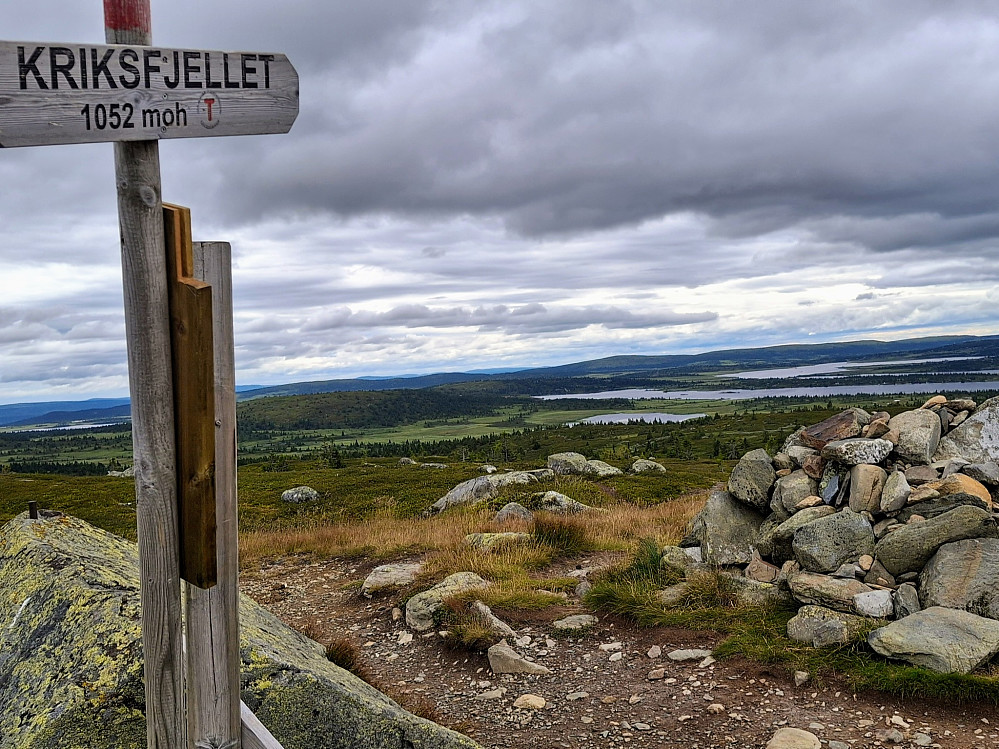 På Kriksfjellet, mot Sjusjøen, Snørvillen høgest bak