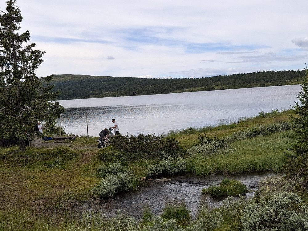 Ved Nevelvatnet gapahuk, mot Nevelfjell