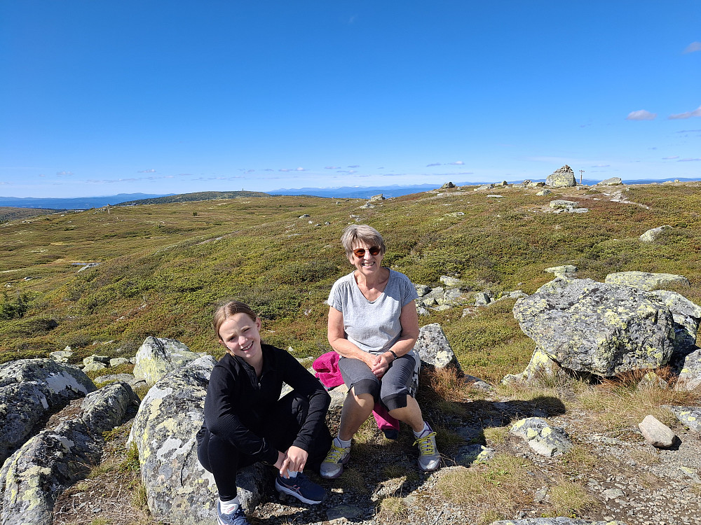 Silvia og Marit litt bortenfor toppen