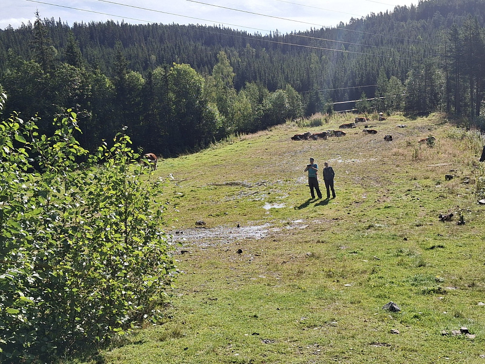 Runa og Per på sletta i den gamle hoppbakken