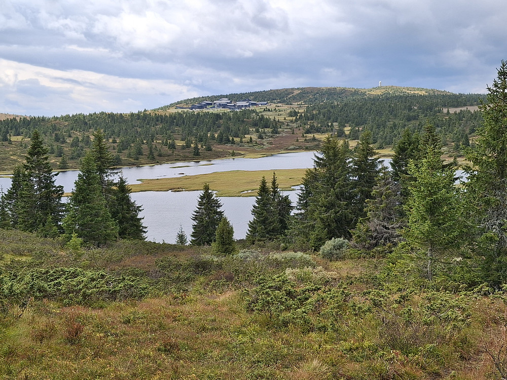 På veg ned til Malmtjørnet. Ser mot Pellestova og Hafjell
