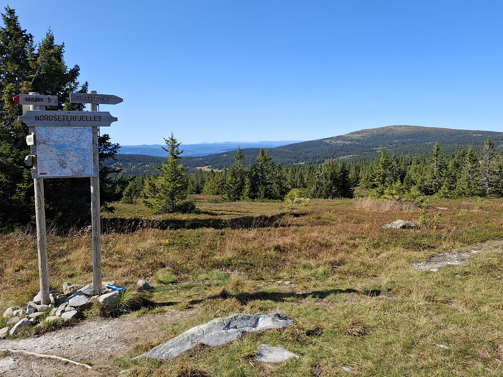 Ved sti- og løypekrysset Nordseterfjellet