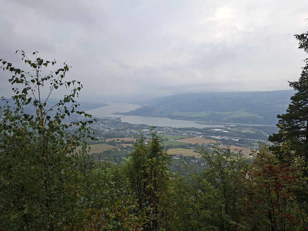 Utsikt mot byen og Mjøsa