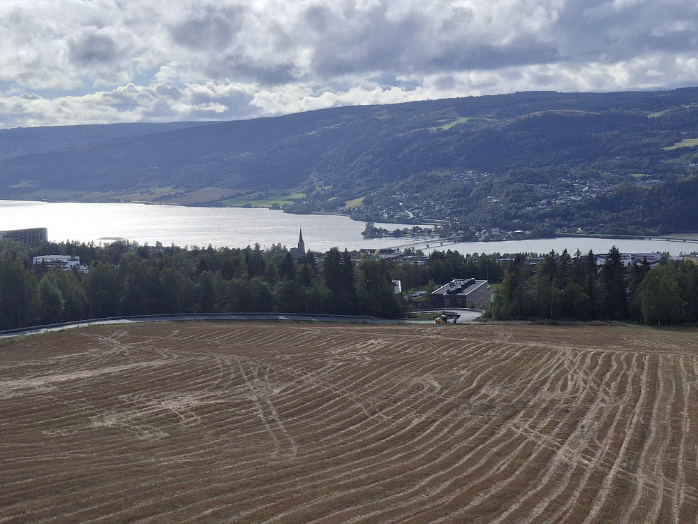 Mot byen og Mjøsa