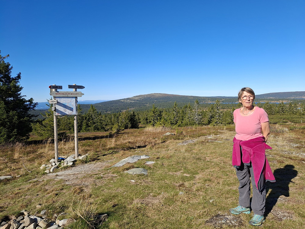 Marit ved sti- og løypekrysset Nordseterjelet