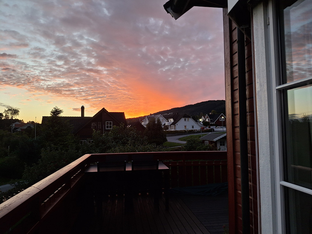 Fint lys i Myrvegen på kvelden