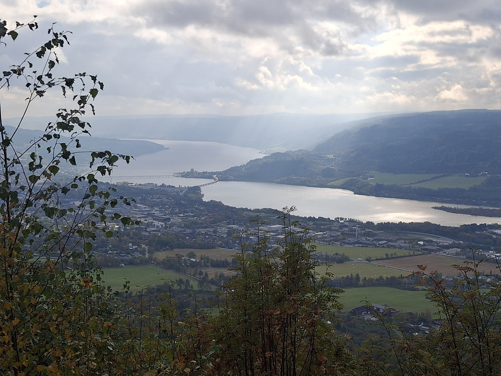 Utsikt til byen og Mjøsa