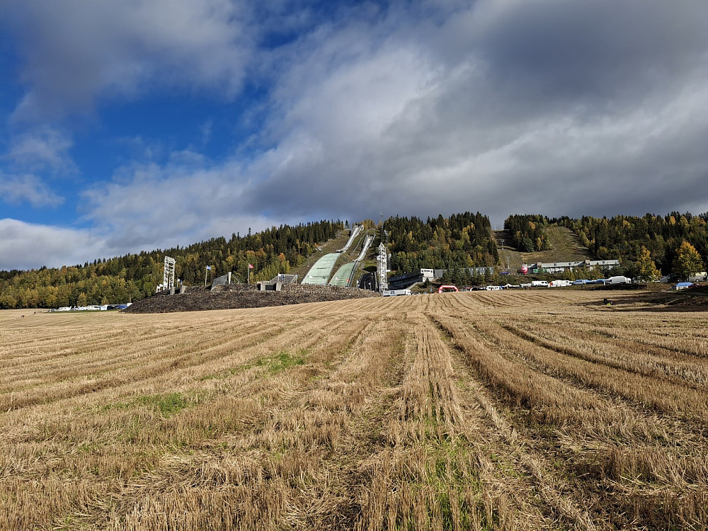 Mot hoppbakkene fra Lysgårdsjordet