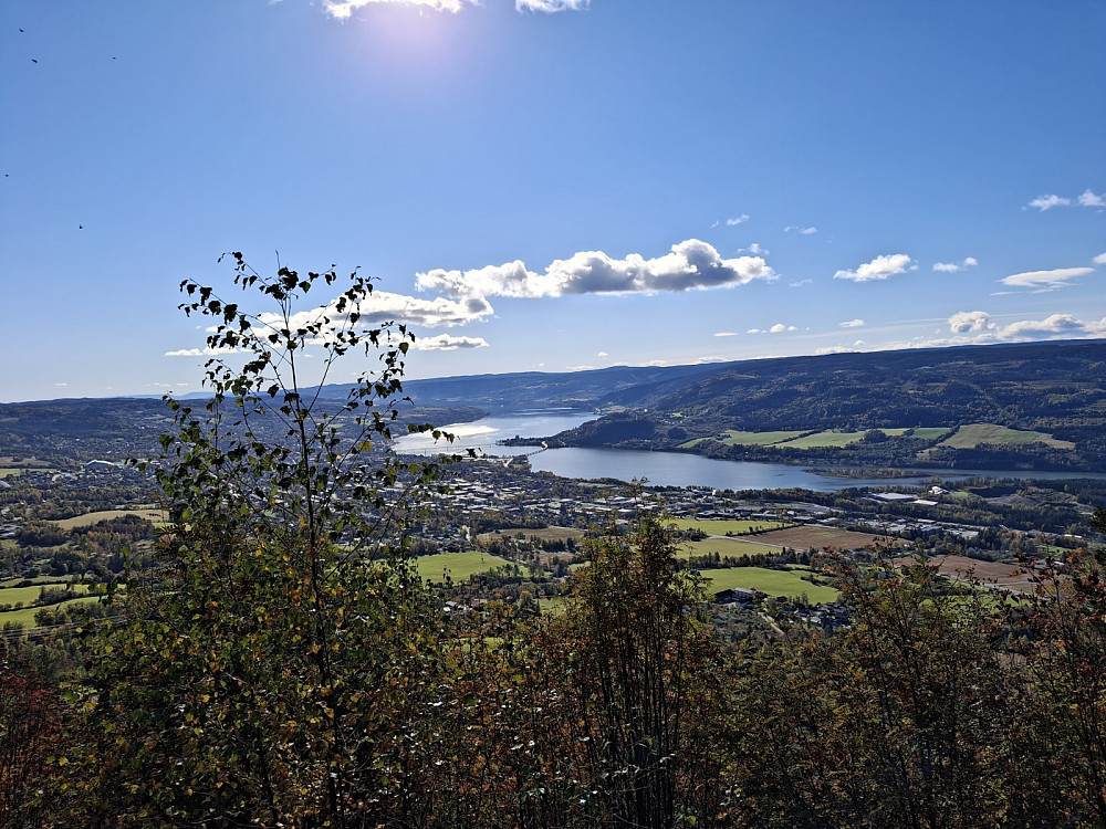 Mot byen og Mjøsa