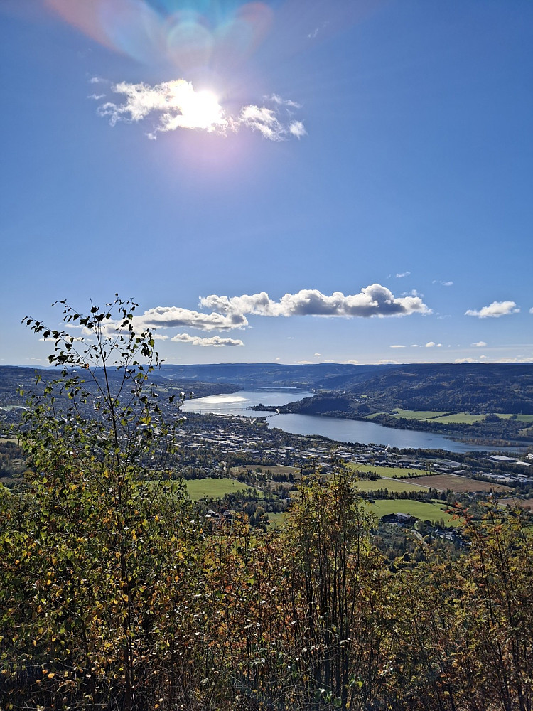 Sol over byen og Mjøsa