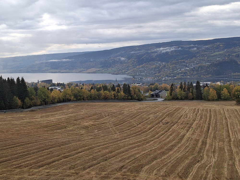 Over Lysgårdsjordet mot byen, Vingnes og Mjøsa