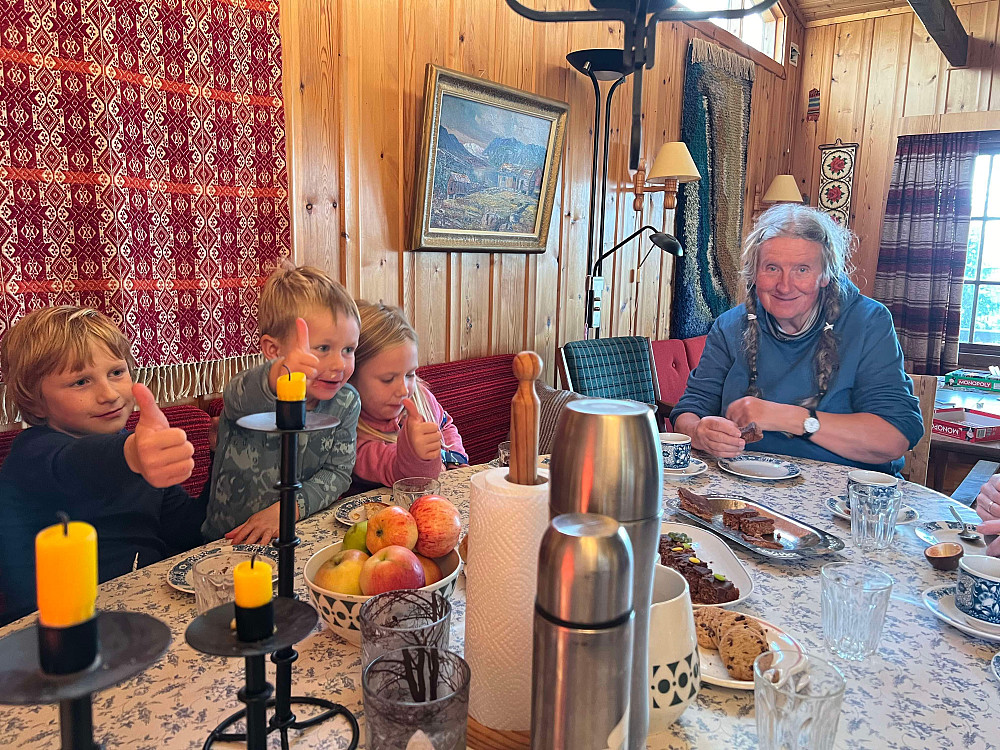 Kaffe og kaker på hytta etter turen